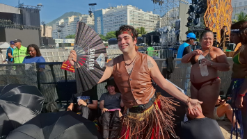 Fãs recriam looks icônicos de Shakira e colorem Copacabana 
