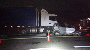Duas pessoas morrem em acidente entre carro e caminhão na BR-393, em Barra do Piraí
