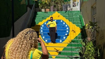 Escadaria com bandeira do Brasil viraliza, atrai turistas e artistas e muda rotina de moradores de vila no Centro do Rio
