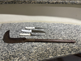 Homem é preso por agredir o próprio pai e a companheira com golpes de foice e faca, em Piraí 