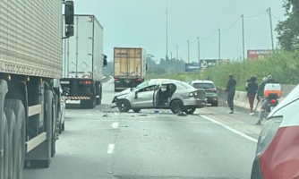 Carro capota e deixa duas pessoas feridas na Via Dutra, em Resende