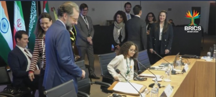 Menina de 10 anos apaixonada por geopolítica visita preparativos da Cúpula do Brics no Rio e recebe aplausos de diplomatas