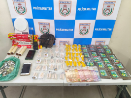 Jovem é preso e adolescente apreendido por tráfico de drogas em Volta Redonda