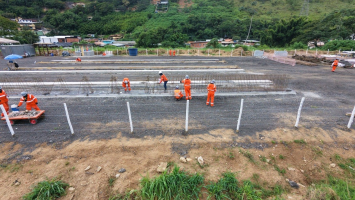 Interdição da Ponte do Arranha-Céu provoca aumento no trânsito em ponte de madeira em Itaipava