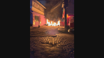 Operação na Maré para prender 56 pessoas mobiliza Bope e Core; há tiroteio e barricadas em chamas