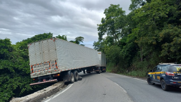 Carreta fica atravessada na descida da Serra das Araras e interdita trecho em Piraí; veja VÍDEO
