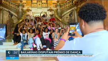 Crianças da Cidade de Deus visitam o Theatro Municipal e assistem a seletiva internacional de balé no Rio