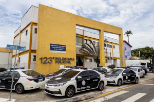 Polícia ouve pedido de socorro e interrompe agressão contra mulher perto da delegacia em Macaé