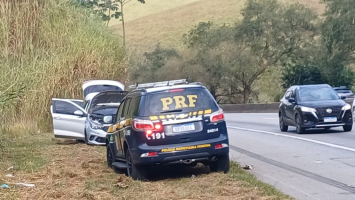 PRF recupera carro furtado após motorista fugir de fiscalização na Via Dutra, em Barra Mansa