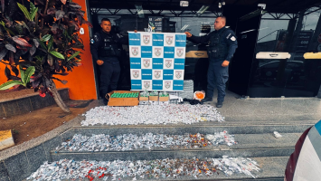 Dois suspeitos são presos com drogas e rádios transmissores em Maricá