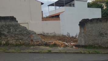 Caminhão perde controle e bate contra muro em Resende