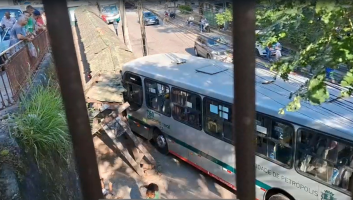 VÍDEO: Ônibus derruba ponto e mulher fica ferida em Petrópolis