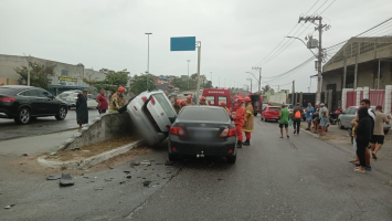 Carros se envolvem em batida durante manobra na ponte Deputado Wilson Mendes, em São Pedro da Aldeia