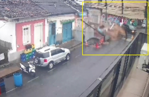 Casarão desaba em Cantagalo e quase atinge carro; momento é registrado por câmera