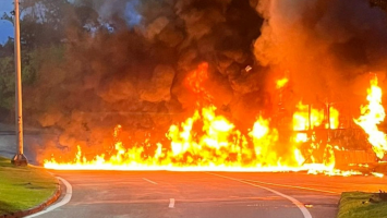Ônibus pega fogo na Barra e chega a explodir; VÍDEO