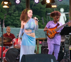 Cantora Marcela de Sá apresenta show gratuito no Quitandinha