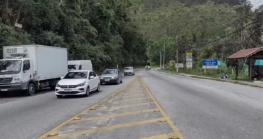 Mulher é presa com drogas em ônibus na RJ-116, em Nova Friburgo