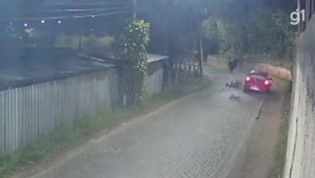 Motociclista é arremessado para o alto após colisão com carro em Teresópolis, RJ; VÍDEO
