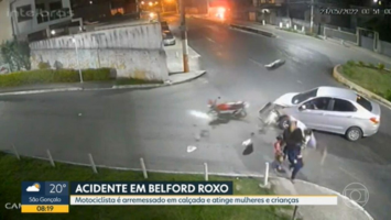 Motociclista 'voa' após bater em carro e atinge pedestres na calçada, em Belford Roxo, no RJ; Vídeo 