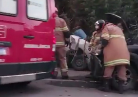 Batida entre dois carros deixa motorista ferido na Rodovia do Contorno, em Volta Redonda
