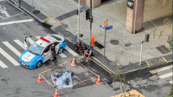 Asfalto cede na Rua das Laranjeiras, e trânsito fica congestionado