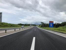 ViaLagos acelera revitalização asfáltica na RJ-124, de Iguaba Grande a Rio Bonito