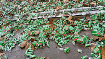 Carreta tomba na Via Dutra e deixa uma pessoa gravemente ferida em Piraí