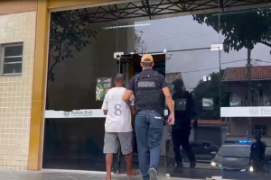 Homem condenado por estuprar a filha de 7 anos é preso em Araruama