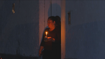 Sem luz há dois dias, moradores enfrentam escadas e comida estragada no RJ
