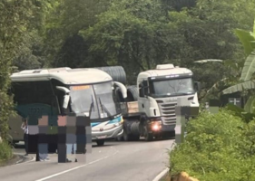 Acidente entre ônibus e carreta interdita descida da Serra das Araras, em Piraí