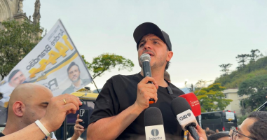Em Petrópolis (RJ), Renan Santos resgata proposta de remover moradias de áreas de risco