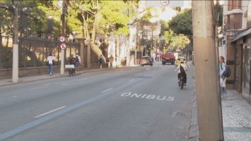 Vans e ônibus escolares passam a circular nas faixas do BRS no Rio