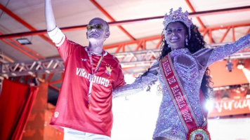 Bellinha Delfim é coroada rainha de bateria da Unidos do Viradouro