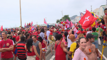 'CarnaLula': apoiadores de Lula fazem ato em Copacabana
