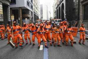 Após desfiles da série Ouro, Comlurb recolhe mais de 67 toneladas de lixo na Sapucaí 
