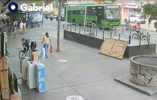 Vídeo flagra atropelamento de ônibus que matou mãe e filho em bicicleta elétrica na Tijuca