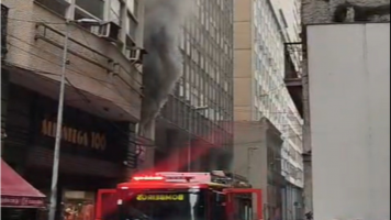 Incêndio atinge restaurante na Rua da Alfândega, no Centro do Rio
