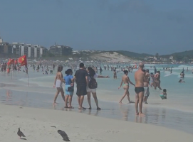 Praia do Forte, em Cabo Frio, recebe turistas com sol e mar tranquilo