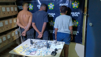 Quatro suspeitos foram presos e dois adolescentes apreendidos com 955 porções de drogas durante operação em Maricá